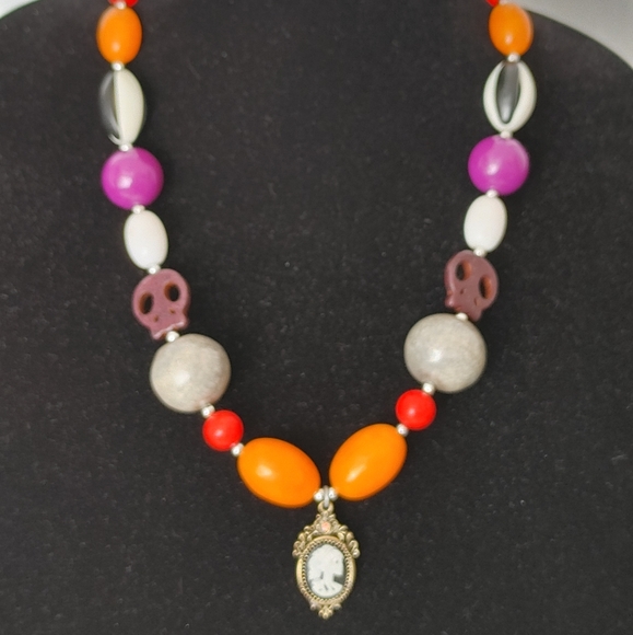 Halloween repurposed vintage 21" beaded necklace - Picture 3 of 5